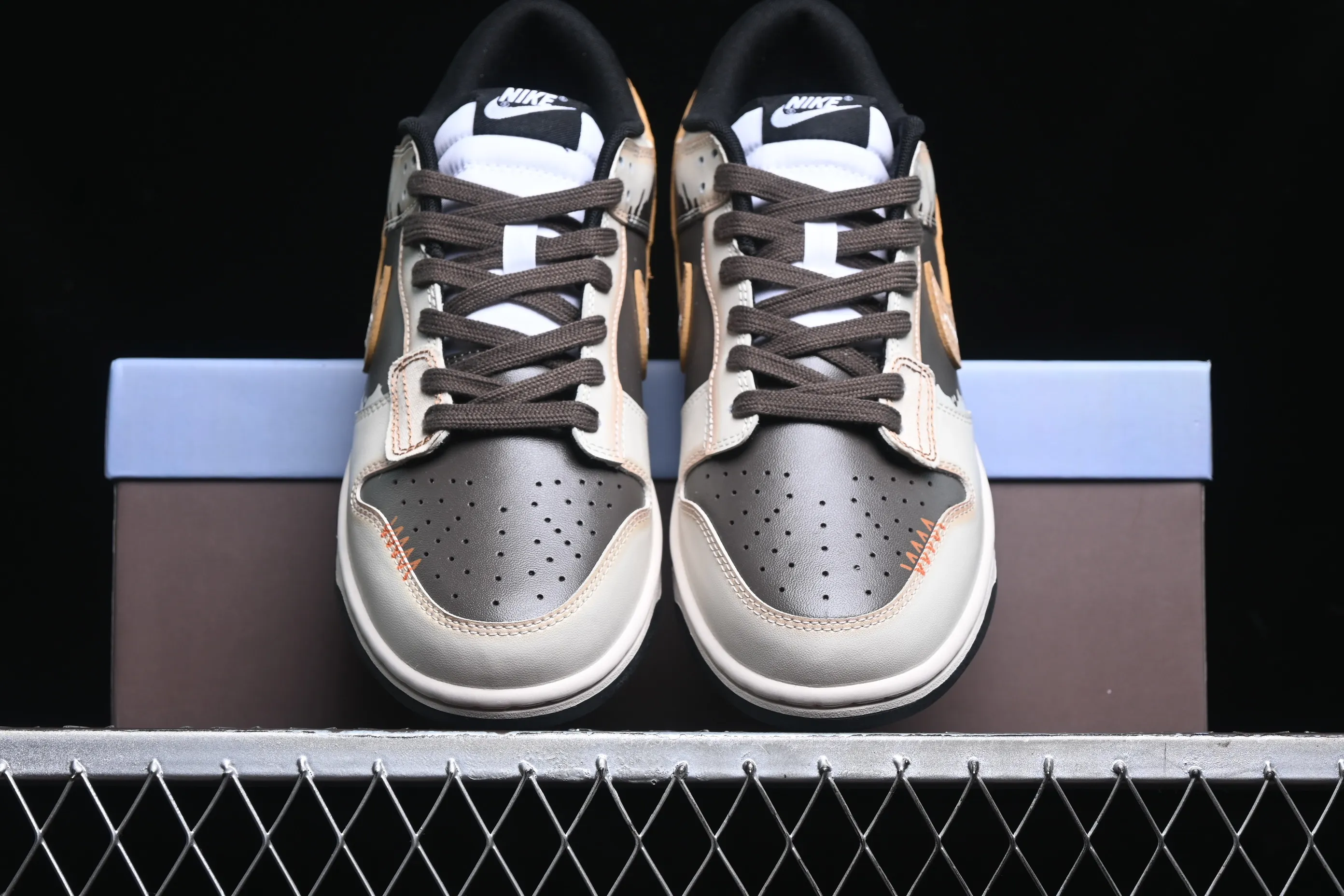All Categories Nk SB Dunk Series Nk SB Dunk Low Low-top sneakers Nk Dunk Low Panda Prank Pioneer Knight Sandstorm Black Brown Low-top casual sneakers DD1391-100